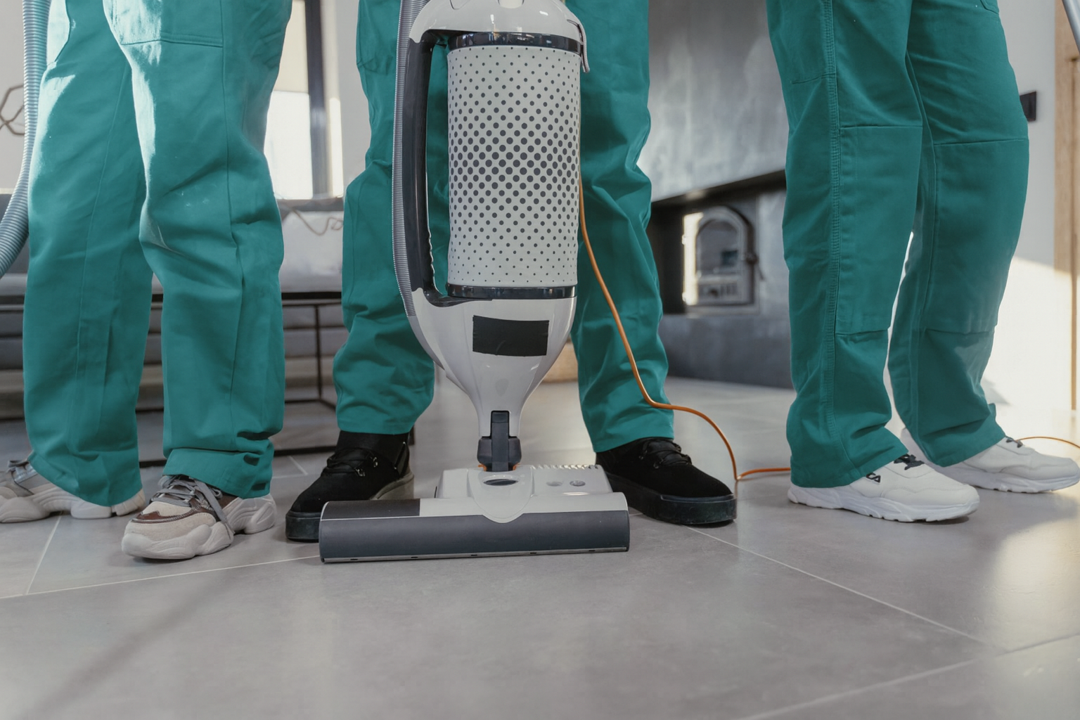 WishWash Reinigungsteam bei der Arbeit in einem modernen Gebäude